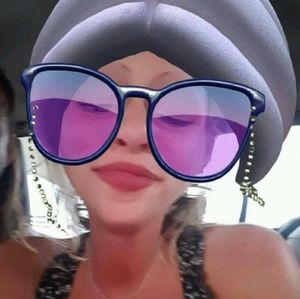 Meet your Posher, Carla